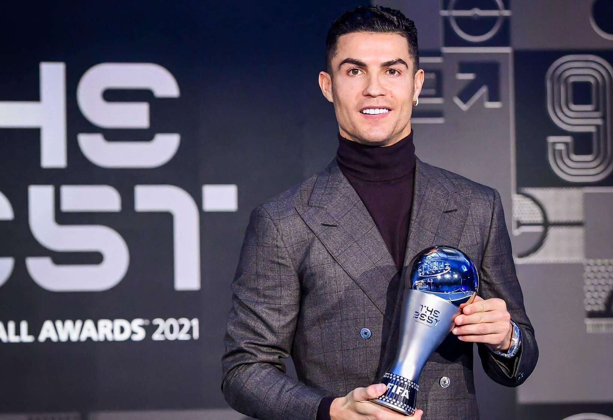 Điểm qua những danh hiệu bóng đá cao quý Ronaldo đặt được 